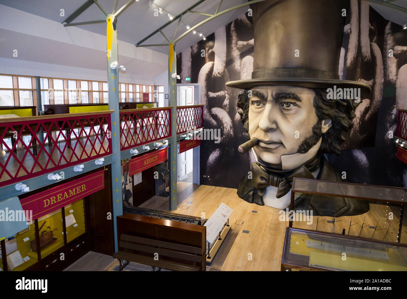 Exhibition Hall a essendo Brunel con fibra di vetro la replica della grande il volto dell'uomo che si affaccia sulla camera. Essendo Brunel è parte della SS Gran Bretagna Museo navale, dockyard Bristol. Regno Unito (109) Foto Stock