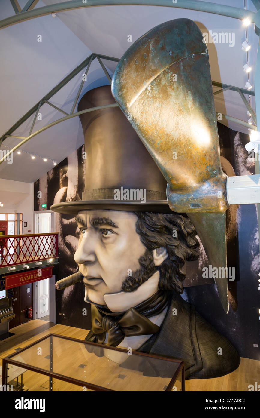 Exhibition Hall a essendo Brunel con fibra di vetro la replica della grande il volto dell'uomo che si affaccia sulla camera. Essendo Brunel è parte della SS Gran Bretagna Museo navale, dockyard Bristol. Regno Unito (109) Foto Stock