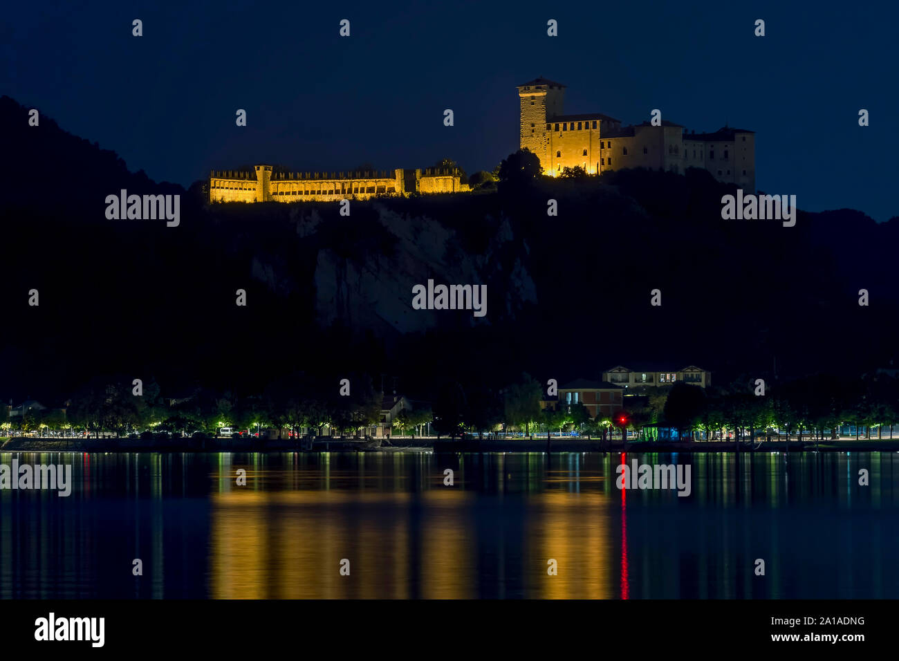 Splendida vista notturna della Rocca Borromea di Angera, affacciata sul Lago maggiore Foto Stock