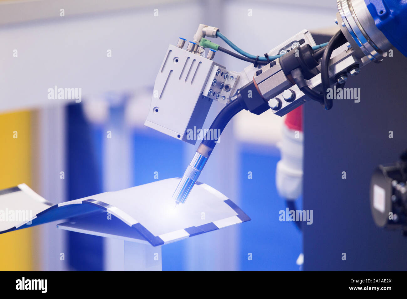 Automatico robot di saldatura in un moderno stabilimento di funzionamento. Foto Stock