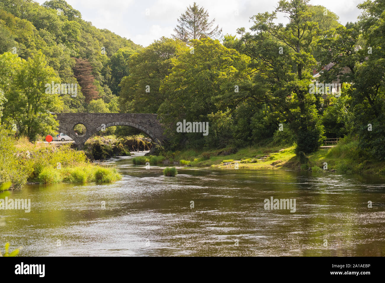 Viaggi e turismo: pomeriggio estivo, Cenarth e il fiume Teifi, Ceredigion , rural mid Wales UK Foto Stock