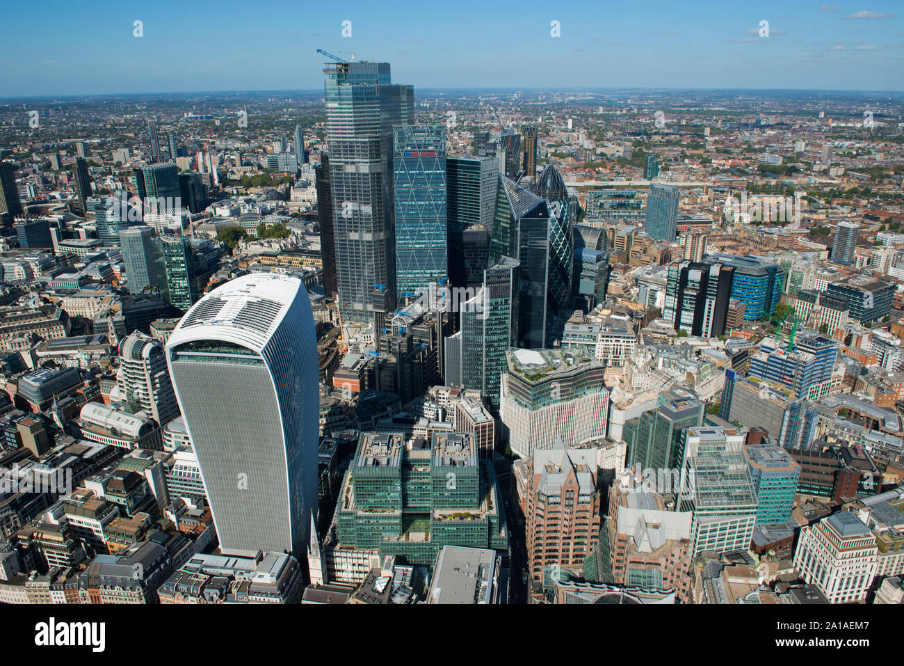 La città di Londra e il suo quartiere finanziario con alto ufficio blocchi come si vede dall'aria. Foto Stock