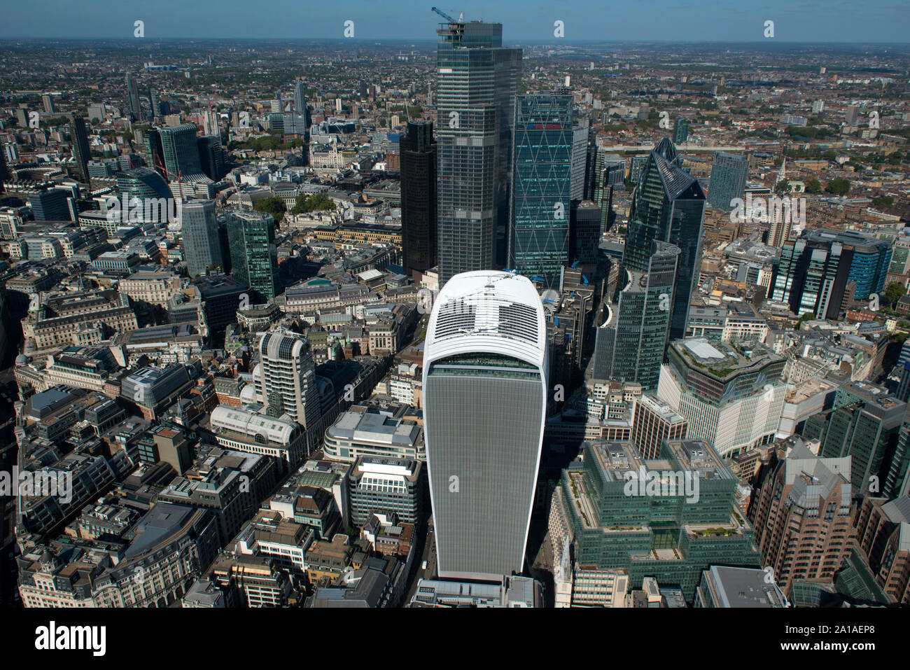 La città di Londra e il suo quartiere finanziario con alto ufficio blocchi come si vede dall'aria. Foto Stock