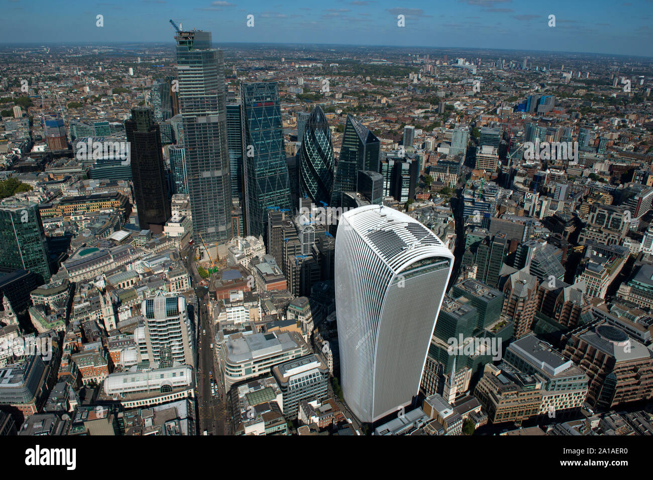 La città di Londra e il suo quartiere finanziario con alto ufficio blocchi come si vede dall'aria. Foto Stock