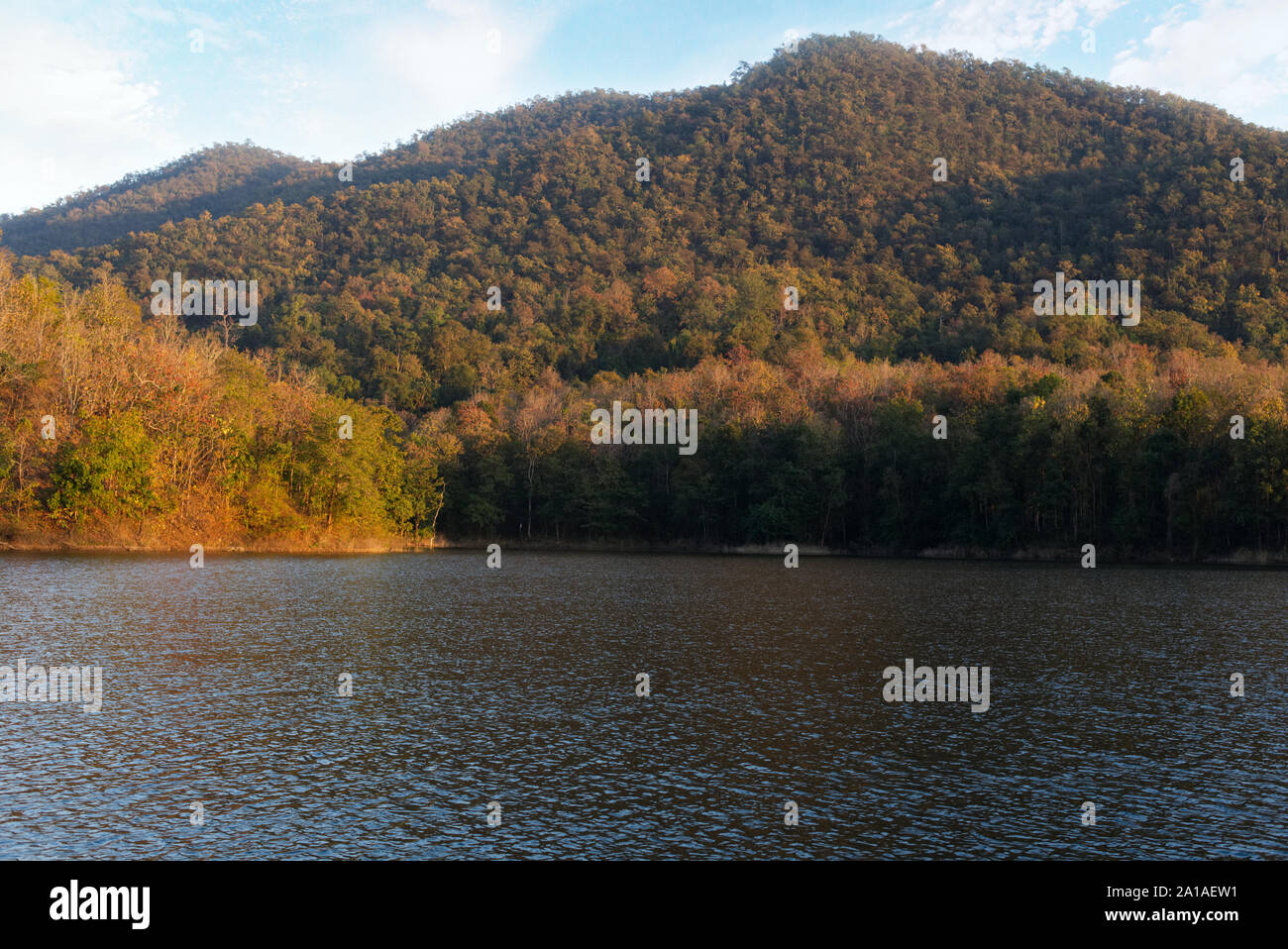 Lago con piccole montagne in background Foto Stock