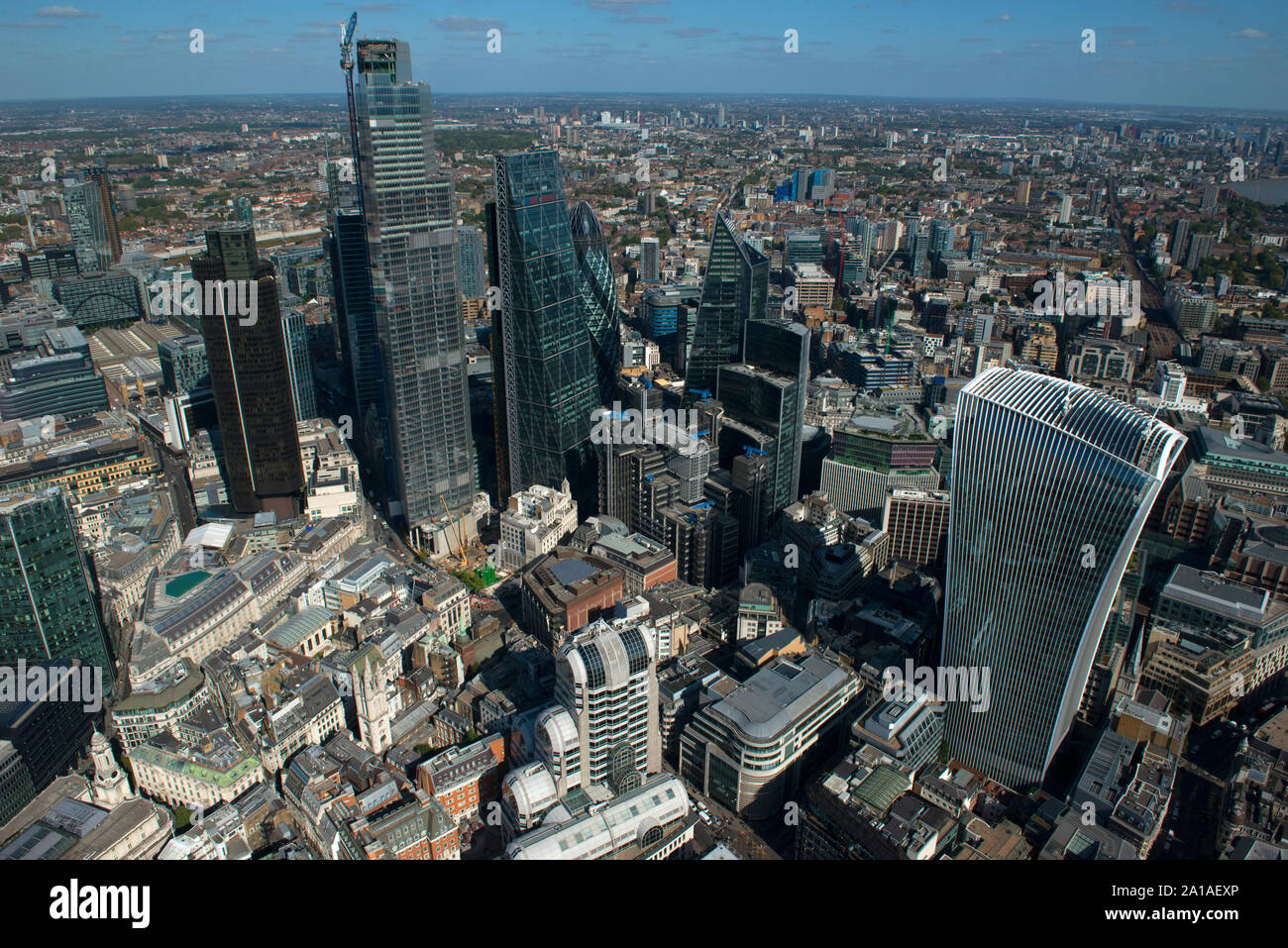 La città di Londra e il suo quartiere finanziario con alto ufficio blocchi come si vede dall'aria. Foto Stock