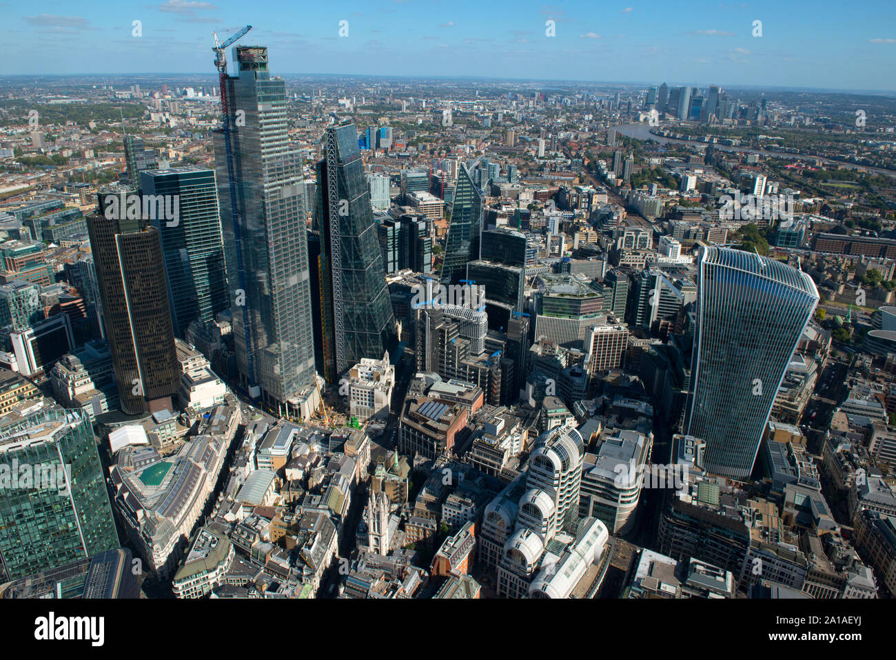 La città di Londra e il suo quartiere finanziario con alto ufficio blocchi come si vede dall'aria. Foto Stock