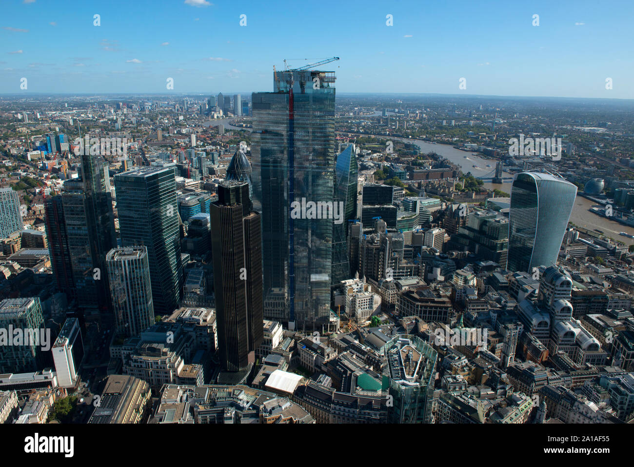 La città di Londra e il suo quartiere finanziario con alto ufficio blocchi come si vede dall'aria. Foto Stock