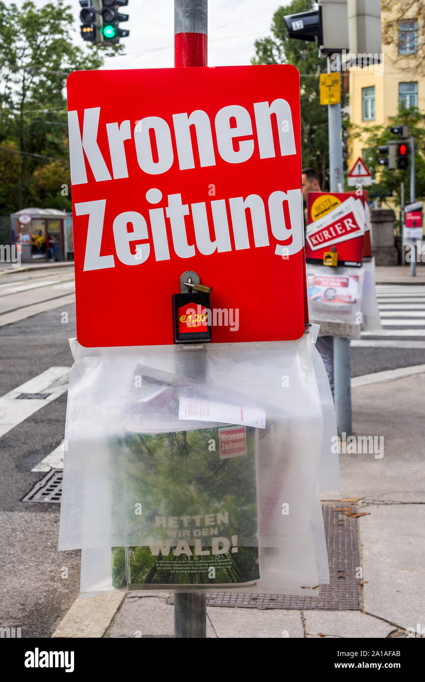 "Kronen Zeitung weekend quotidiani in vendita presso incroci stradali in città con 'fiducia' scatole per il pagamento - Vienna, Austria. Foto Stock