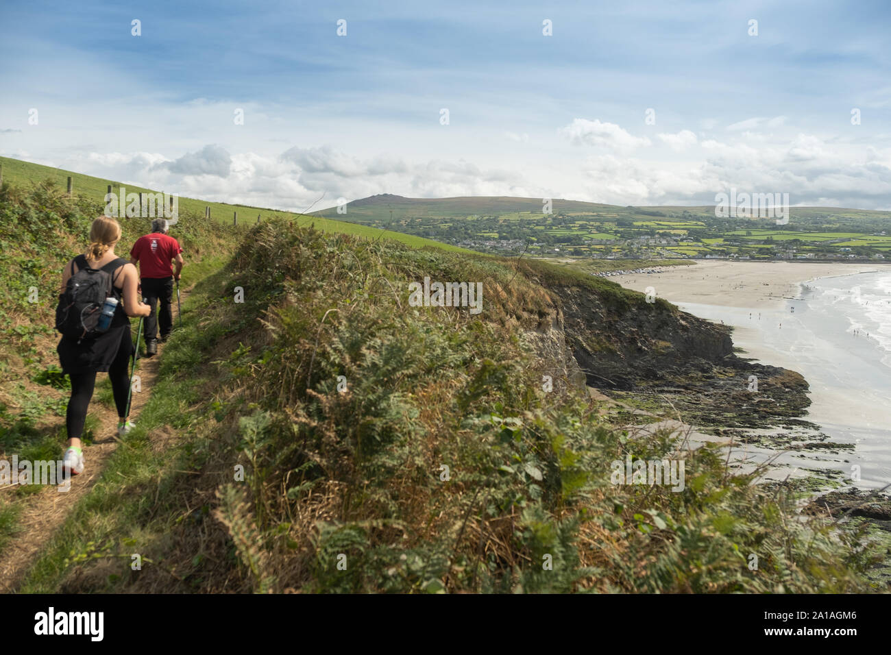 Turismo e viaggi nel Regno Unito: la gente a piedi lungo la costa di Penbrokeshire traiettoria vicino a Newport (Trefdraeth) Pembrokeshire, West Wales, Agosto 2019 Foto Stock