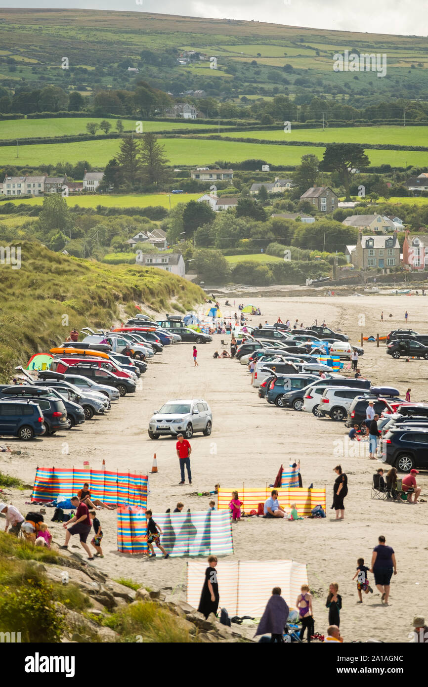 Turismo e viaggi nel Regno Unito: le persone con le loro vetture parcheggiate sulla spiaggia sabbiosa a Newport (Trefdraeth) Pembrokeshire, West Wales, Agosto 2019 Foto Stock