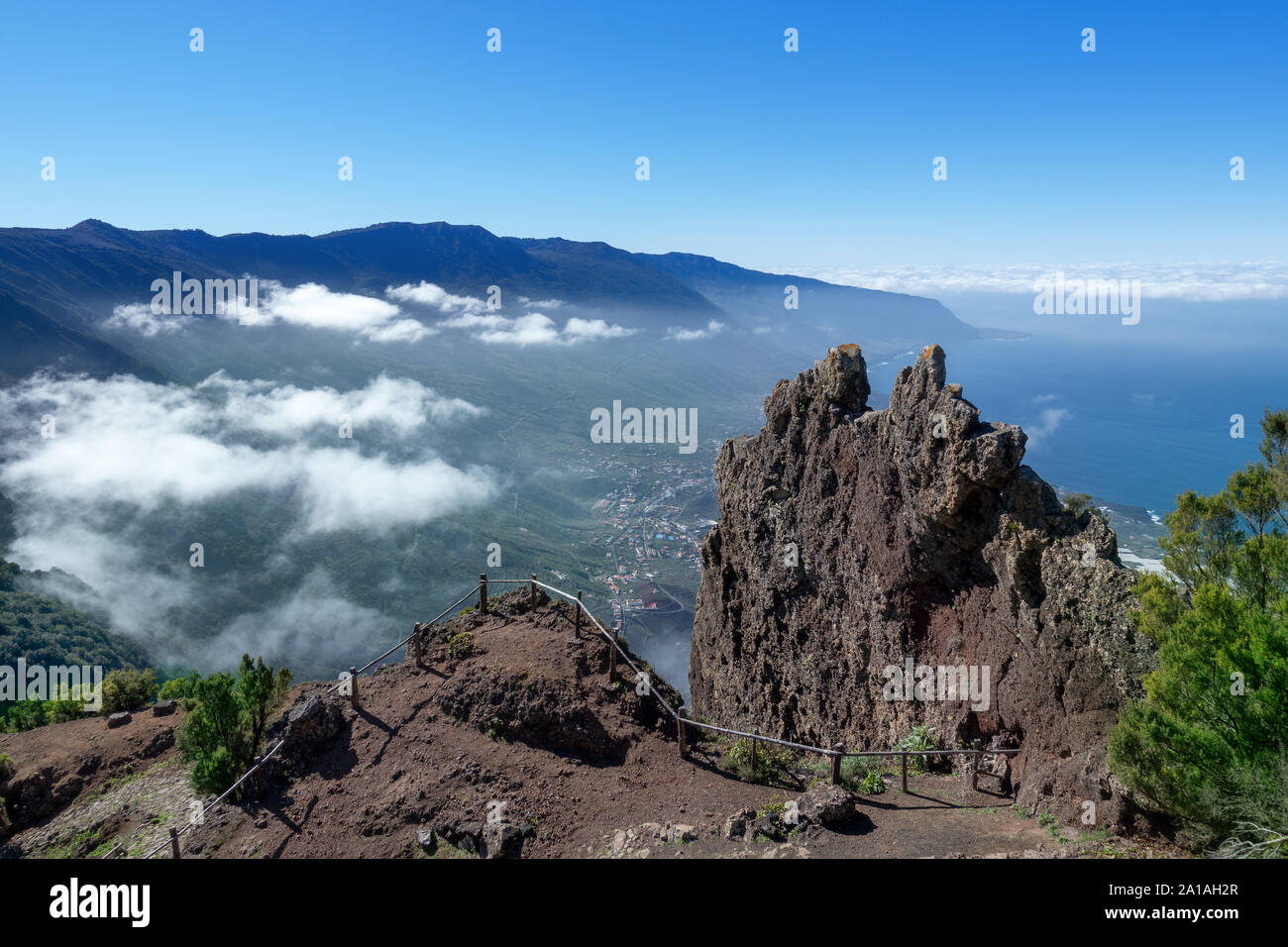 El Hierro - Rock con viewpoint al Camino de Jinama sentiero escursionistico  Foto stock - Alamy