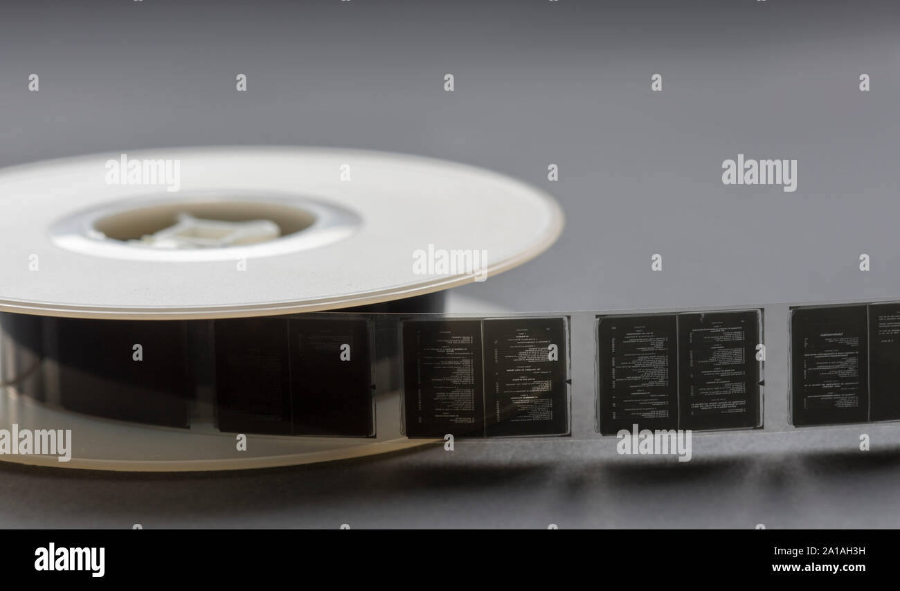 Microfilm con una copia di backup dei documenti su 16 mm di materiale fotografico. L'immagine è una negativa. Foto Stock