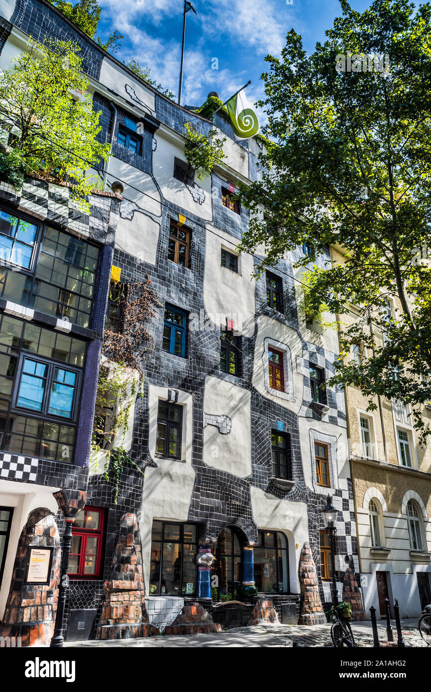 Frontale decorativo e i dettagli del 'Kunst Haus Wien" creato da Friedensreich Hundertwasser - Vienna, Austria. Foto Stock