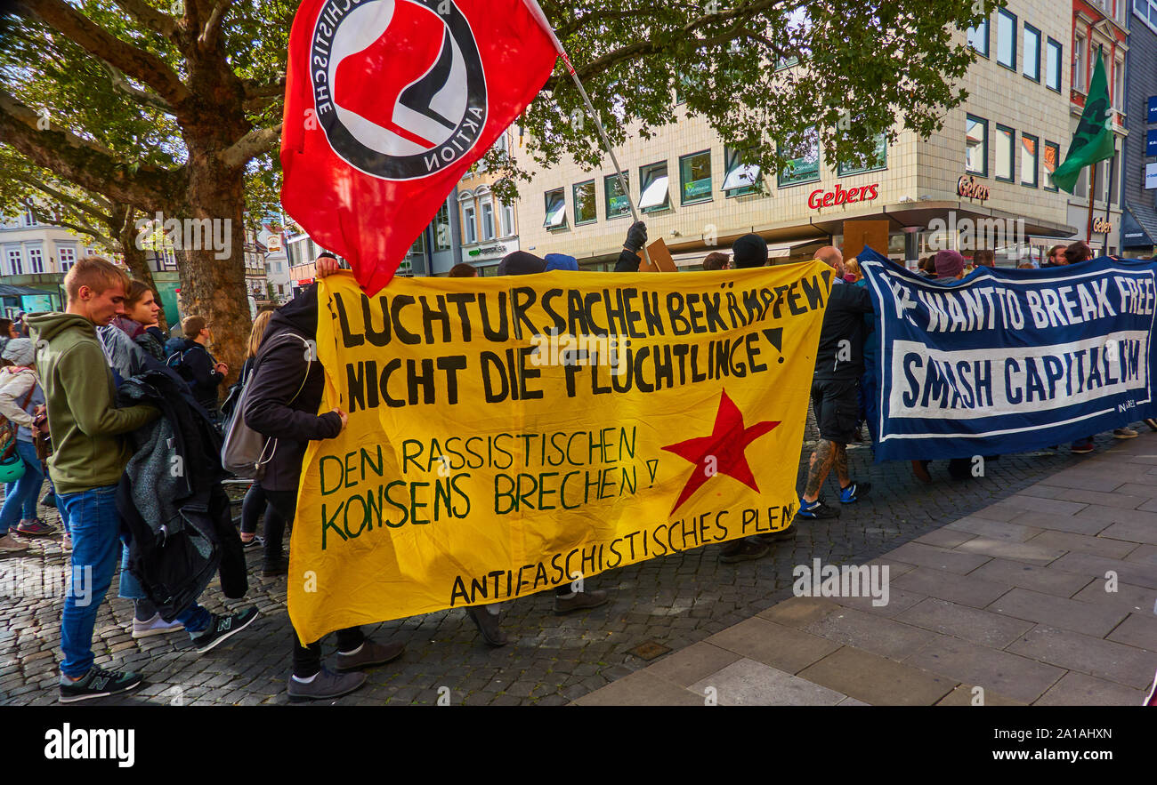 Braunschweig, Germania, Settembre 20, 2019: l'anti-blocco fascista al venerdì per la futura manifestazione Germania, Braunschweig, con manifesti contro Foto Stock