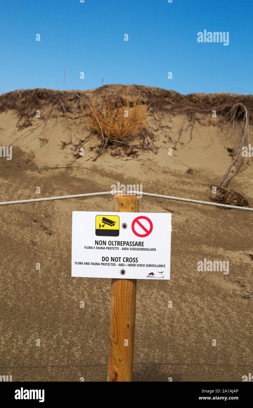 Non attraversare e di sorveglianza CCTV di un segnale di avviso nella zona protetta, Parco Naturale della Maremma Toscana, Italia Foto Stock