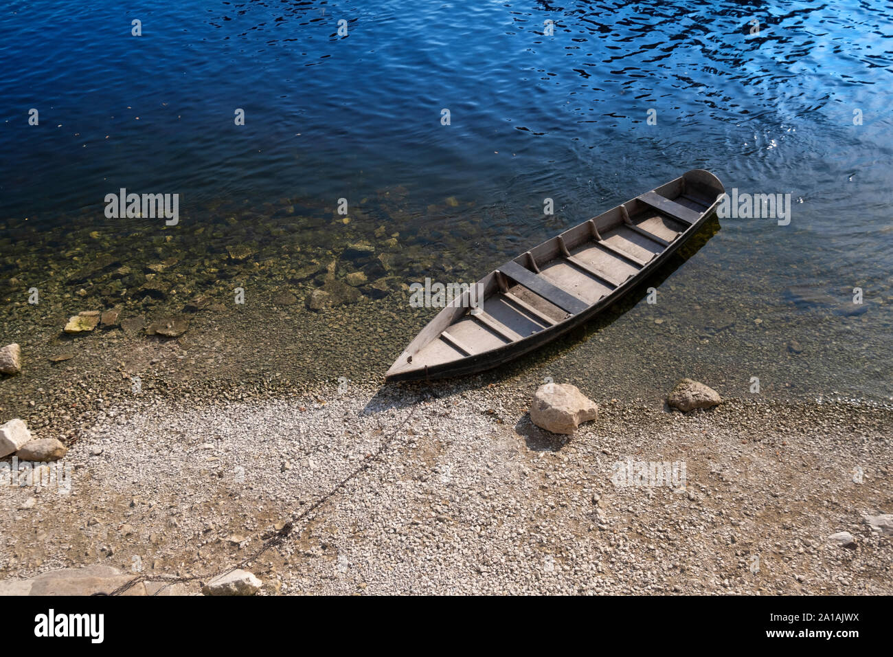 Bella barca di legno sul bordo del fiume, pacifica calma rilassante scena Foto Stock