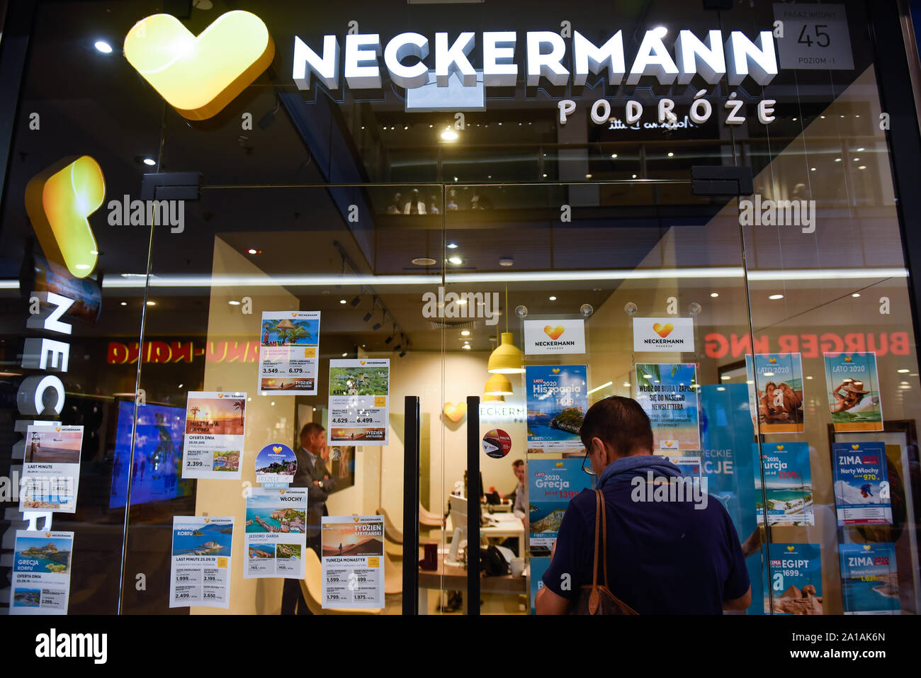 Cracovia in Polonia. Xxv Sep, 2019. Un uomo guarda alle offerte di viaggio a Neckermann agenzia di viaggi. Polacco agenzia di viaggi Neckermann, che è di proprietà di fallimento ditta britannico Thomas Cook, ha presentato istanza di fallimento, i voli sono stati sospesi e che essa non tiene più nuove prenotazioni. Circa 3.600 dei suoi clienti sono attualmente in vacanza all'estero. Credito: Omar Marques/SOPA Immagini/ZUMA filo/Alamy Live News Foto Stock