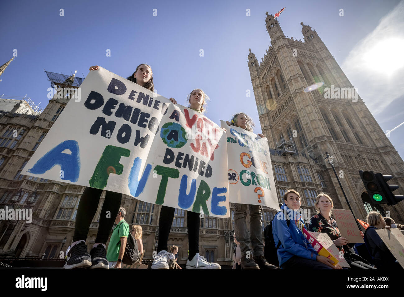 Sciopero della gioventù 4 clima. Migliaia di alunni e studenti a piedi fuori dalle lezioni per protestare a Westminster come parte di un capillare di cambiamenti climatici sciopero Foto Stock