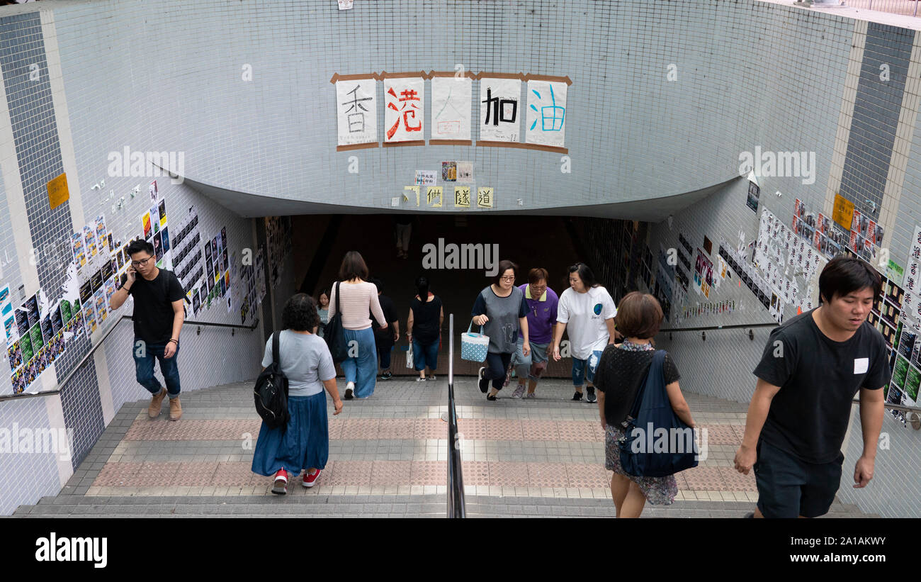 Pro la democrazia e contro la legge in materia di estradizione proteste, slogan e poster sulle pareti di Lennon in Hong Kong. Pic Lennon pareti a Kwai Fong in nuovi territori. Foto Stock