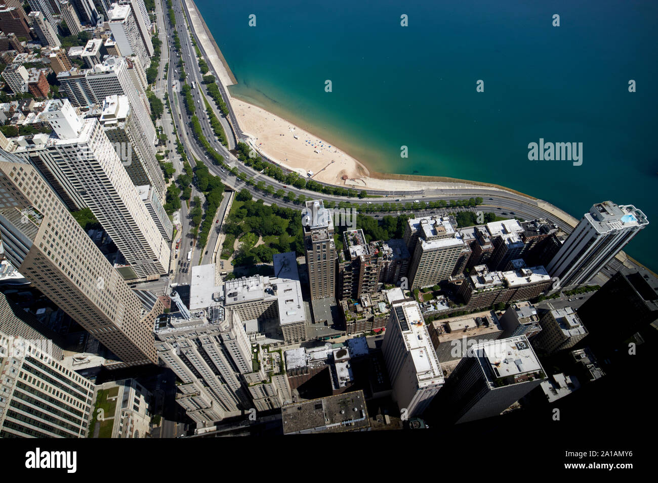 Visualizza in basso verso la quercia spiaggia di st e Lake Shore Drive visto attraverso le finestre del john hancock center di chicago, illinois, Stati Uniti d'America Foto Stock