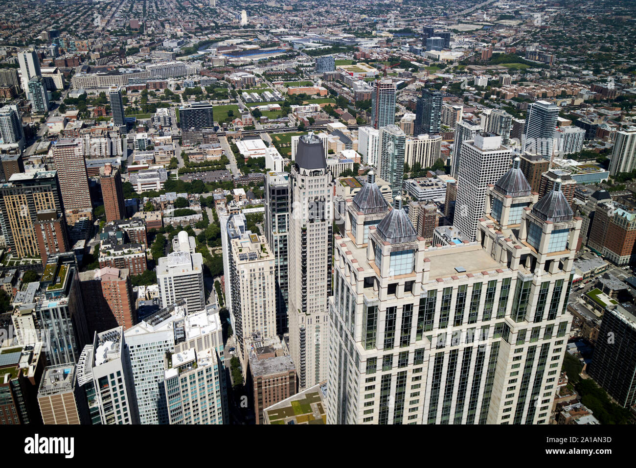 Guardando ad ovest al di sopra del lato nord e oltre attraverso le finestre del john hancock center di chicago, illinois, Stati Uniti d'America Foto Stock