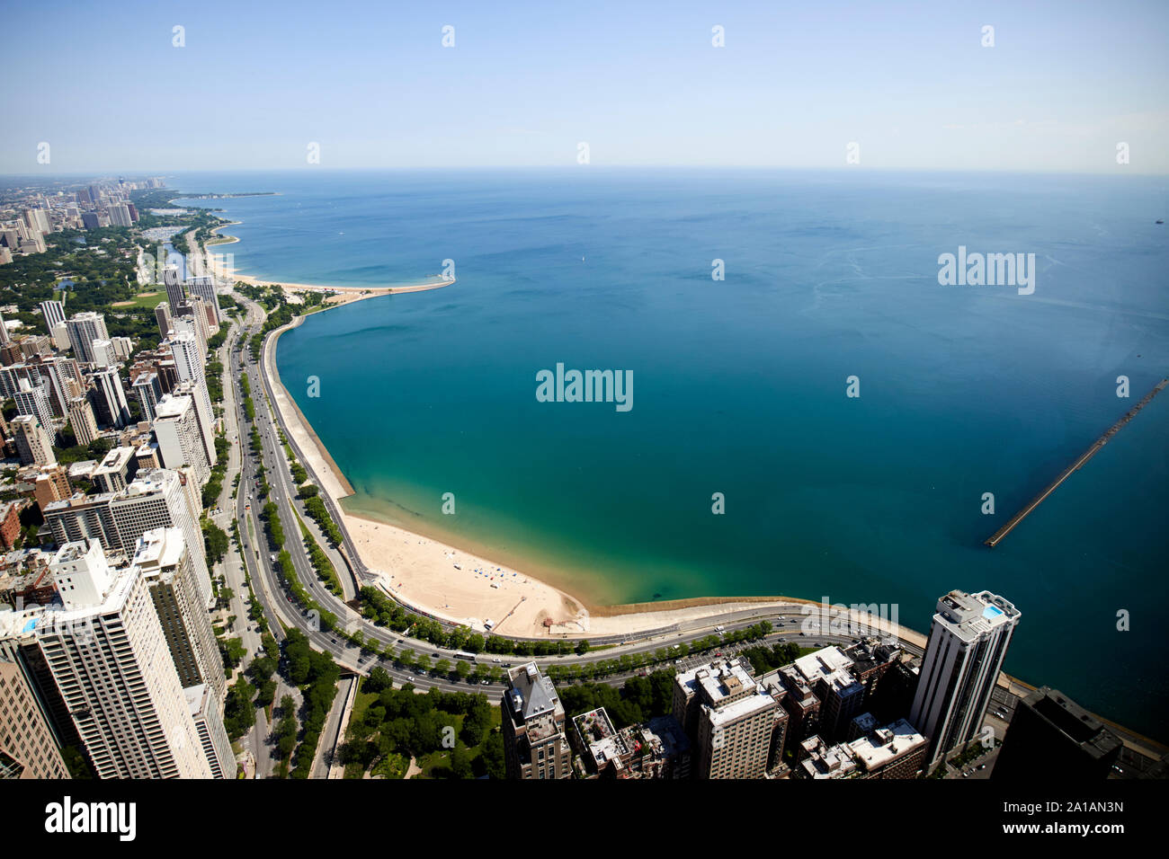 Vista nord oltre il lago michigan lungo Lake Shore Drive visto attraverso le finestre del john hancock center di chicago, illinois, Stati Uniti d'America Foto Stock