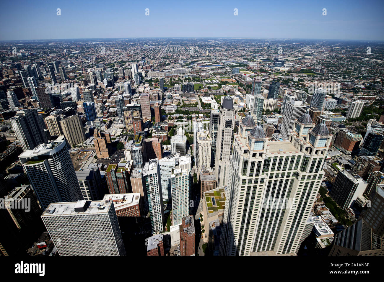 Guardando ad ovest al di sopra del lato nord e oltre attraverso le finestre del john hancock center di chicago, illinois, Stati Uniti d'America Foto Stock