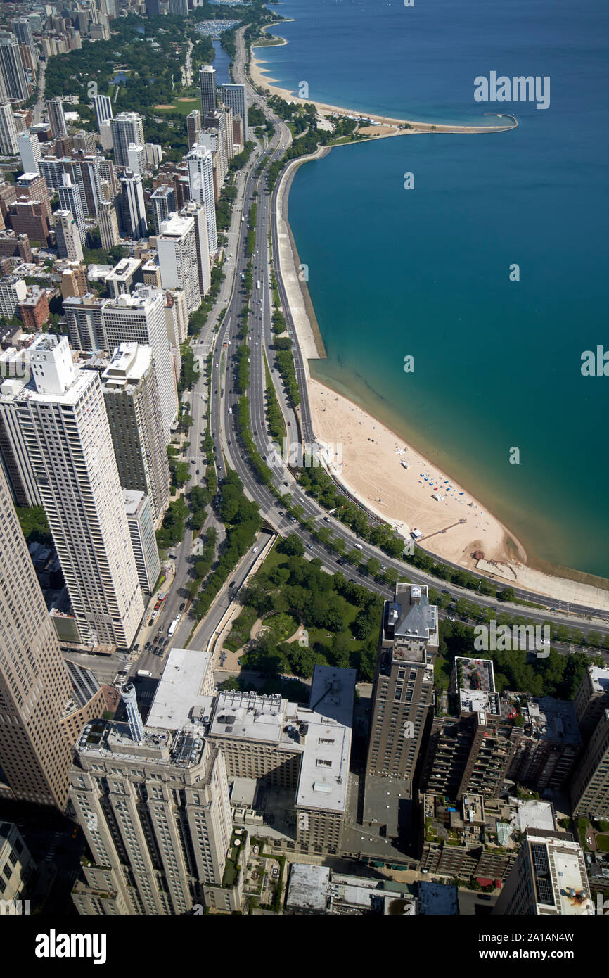 Vista nord lungo Lake Shore Drive visto attraverso le finestre del john hancock center di chicago, illinois, Stati Uniti d'America Foto Stock