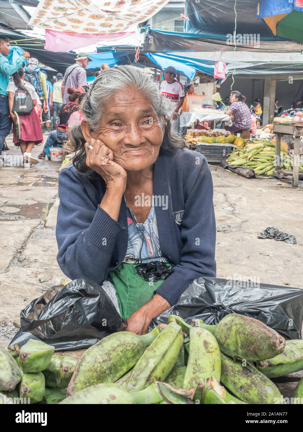 Iquitos, Perù- Mar 27, 2018: Ritratto di una donna con una pelle rossa la vendita delle banane sul mercato Belen, giungla amazzonica. Sud America. Amazonia. Foto Stock