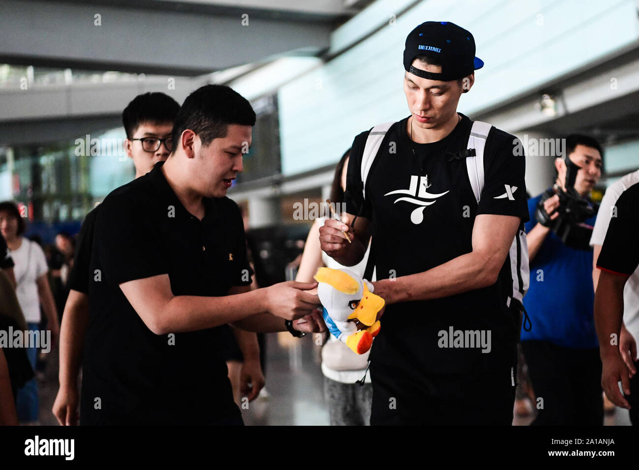 American giocatore di pallacanestro professionale Jeremy Shu-How Lin, diritto, arriva all'aeroporto di Pechino per avviare il suo decimo anno di carriera a Pechino anatre di cinese di pallacanestro (CBA), Pechino, Cina, 25 settembre 2019. Foto Stock