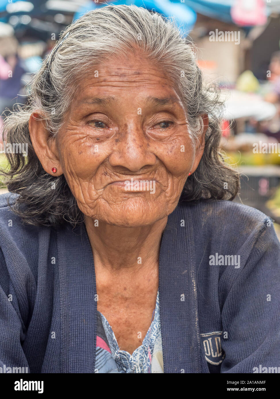 Iquitos, Perù- Mar 27, 2018: Ritratto di una donna con una pelle rossa la vendita delle banane sul mercato Belen, giungla amazzonica. Sud America. Amazonia. Foto Stock