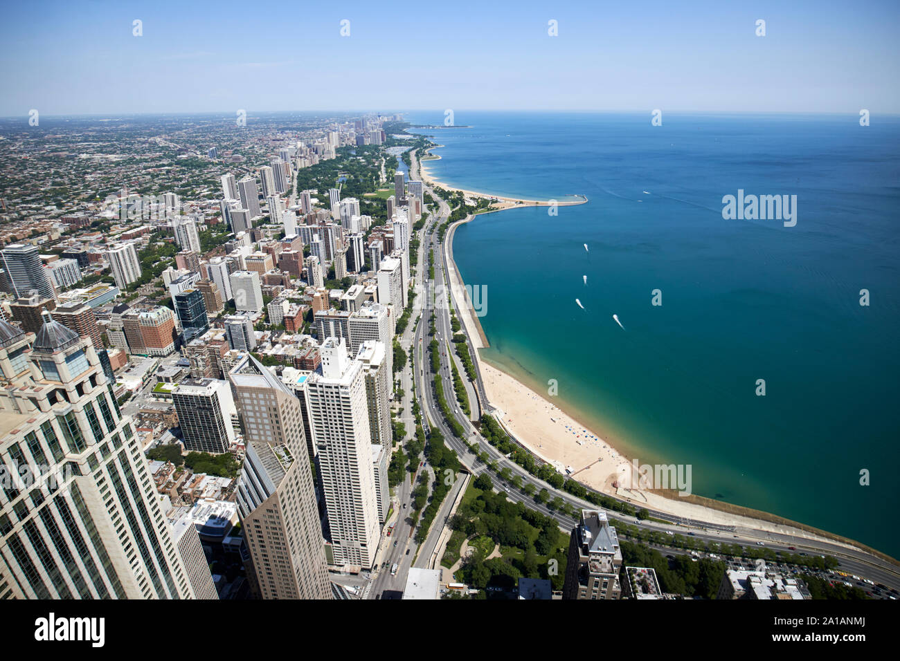 Vista sulla Gold Coast e a nord lungo Lake Shore Drive visto attraverso le finestre del john hancock center di chicago, illinois, Stati Uniti d'America Foto Stock