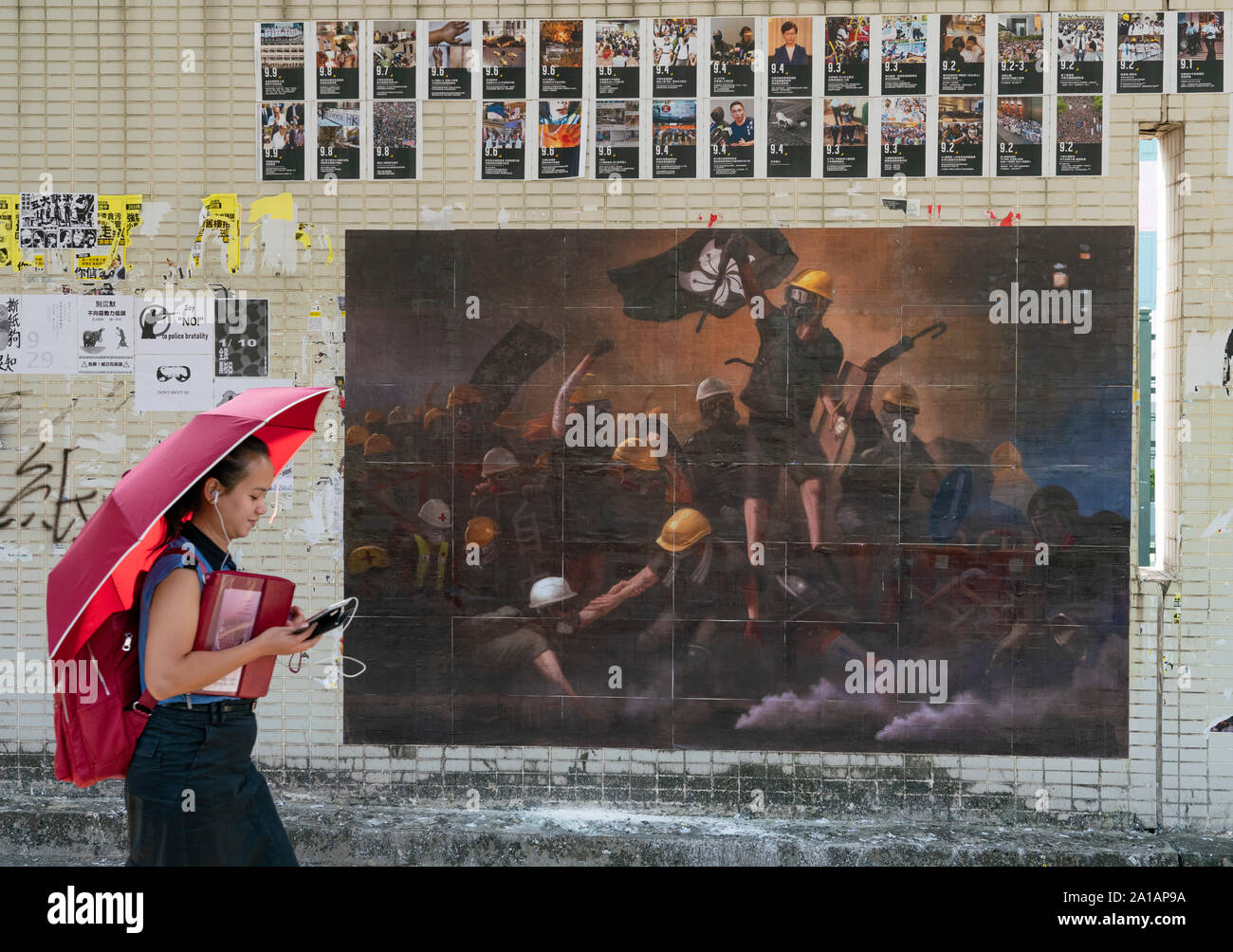 Pro la democrazia e contro la legge in materia di estradizione proteste, slogan e poster sulle pareti di Lennon in Hong Kong. Pic Lennon carta murale in Ma On Shan in nuovi territori. Foto Stock