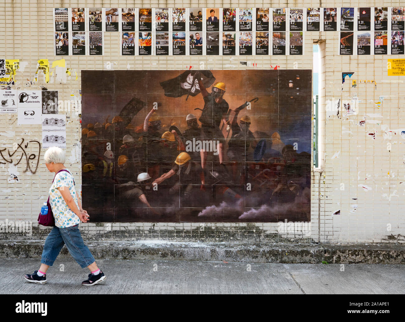 Pro la democrazia e contro la legge in materia di estradizione proteste, slogan e poster sulle pareti di Lennon in Hong Kong. Pic Lennon carta murale in Ma On Shan in nuovi territori. Foto Stock