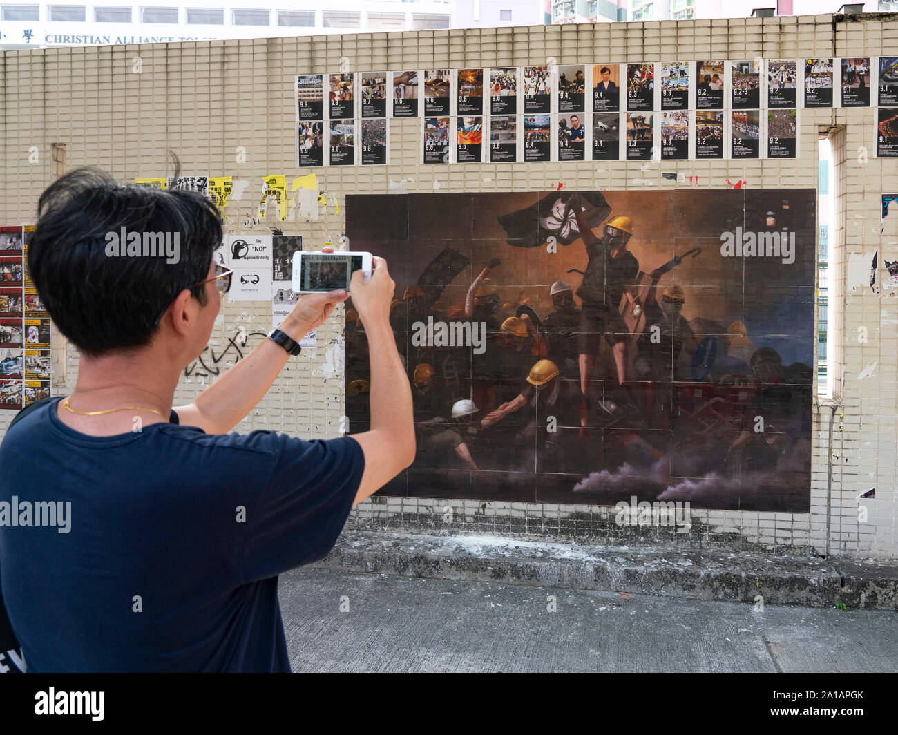 Pro la democrazia e contro la legge in materia di estradizione proteste, slogan e poster sulle pareti di Lennon in Hong Kong. Pic Lennon carta murale in Ma On Shan in nuovi territori. Foto Stock