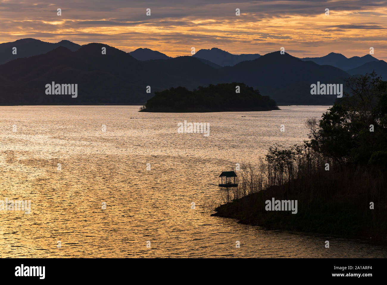 Viaggio al tramonto paesaggio, pontile con le montagne sullo sfondo Foto Stock