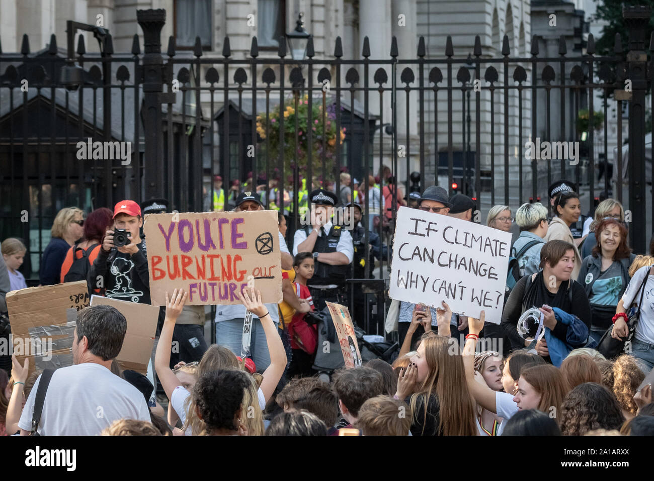 Sciopero della gioventù 4 clima. Migliaia di alunni e studenti a piedi fuori dalle lezioni per protestare a Westminster come parte di un capillare di cambiamenti climatici sciopero Foto Stock