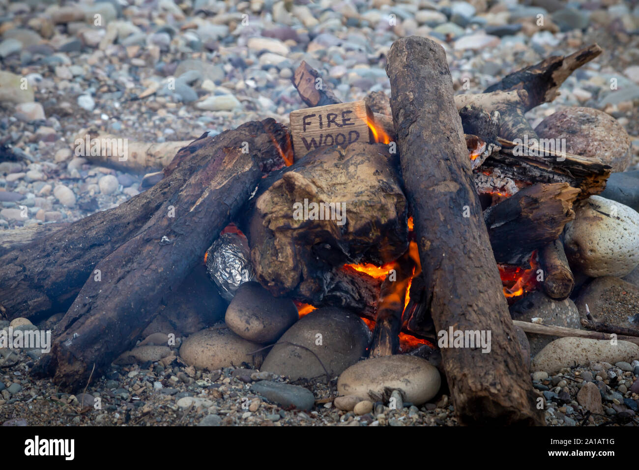 Camping fuoco sulla spiaggia Foto Stock