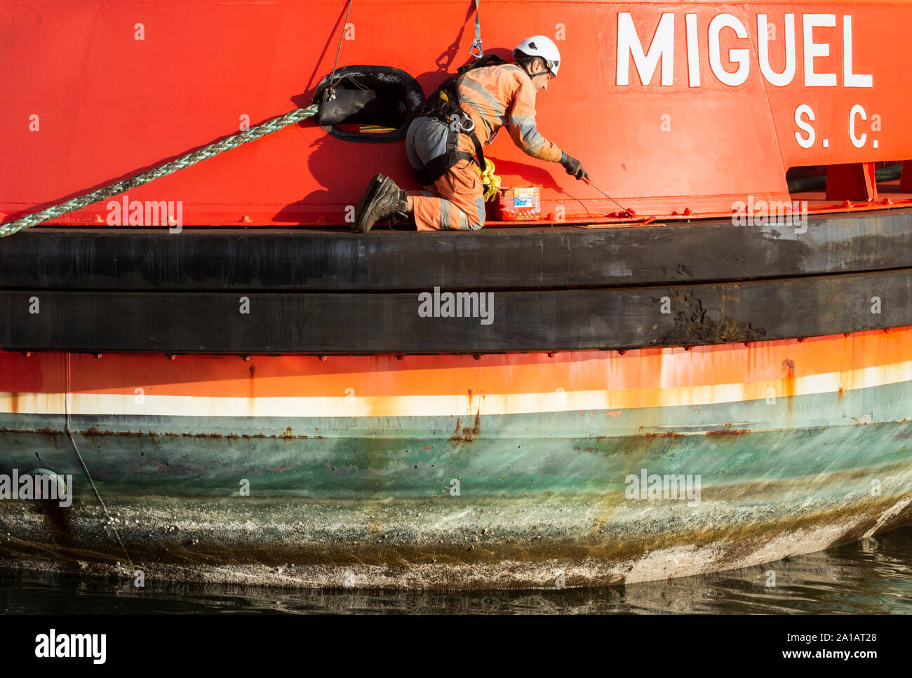 L'uomo, lavoratore, operaio pittura nave. Foto Stock
