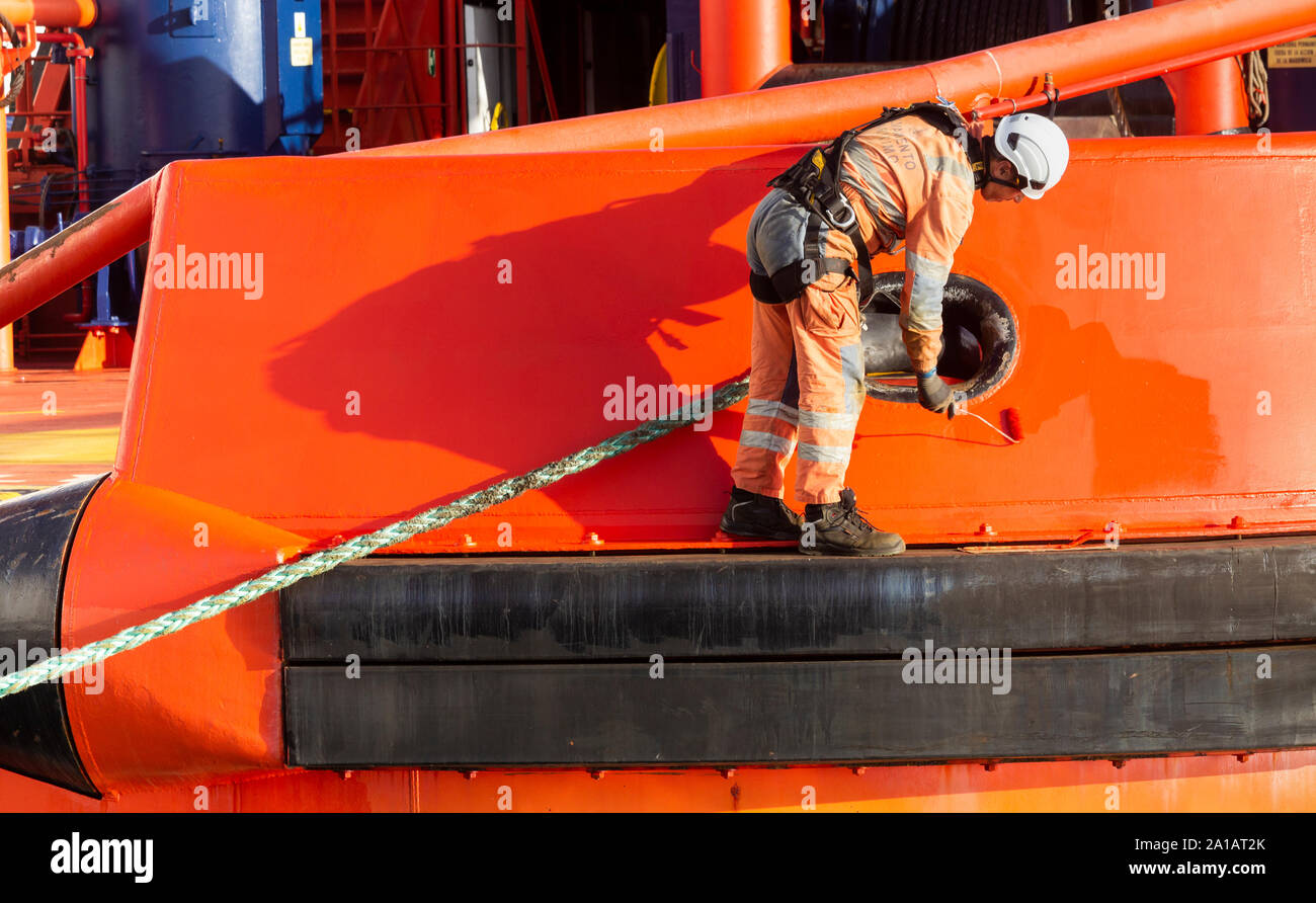 L'uomo, lavoratore, operaio pittura nave. Foto Stock