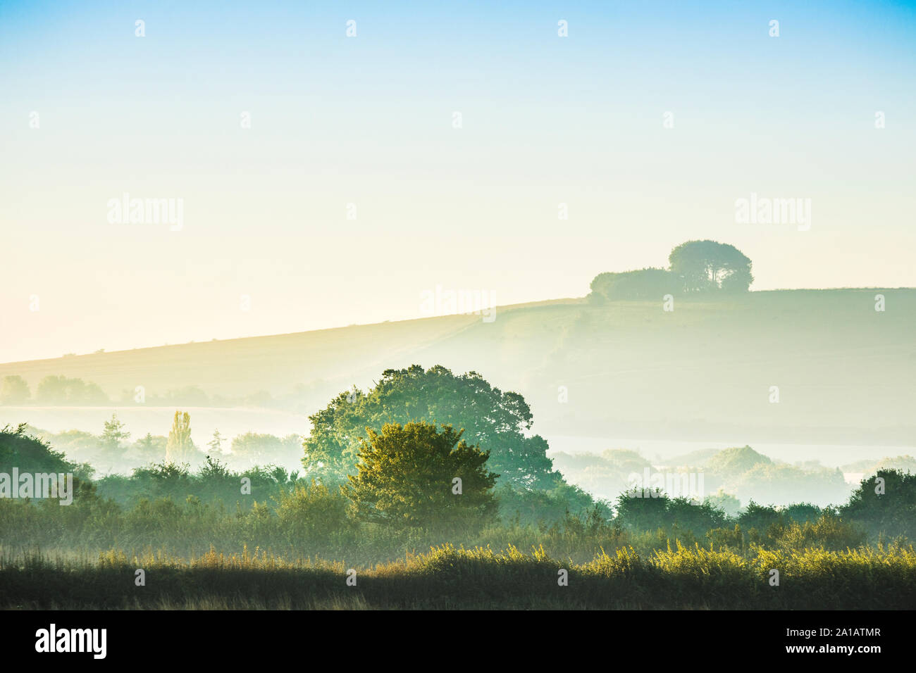 La vista verso Liddington collina vicino a Swindon, Wiltshire su un inizio autunno sunrise. Foto Stock