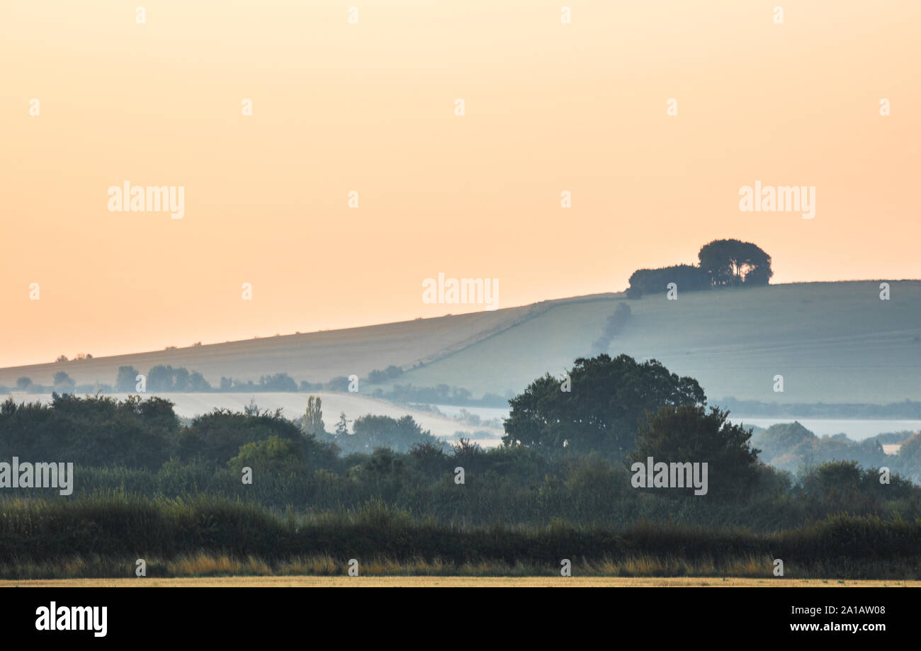 La vista verso Liddington collina vicino a Swindon, Wiltshire su un inizio autunno sunrise. Foto Stock