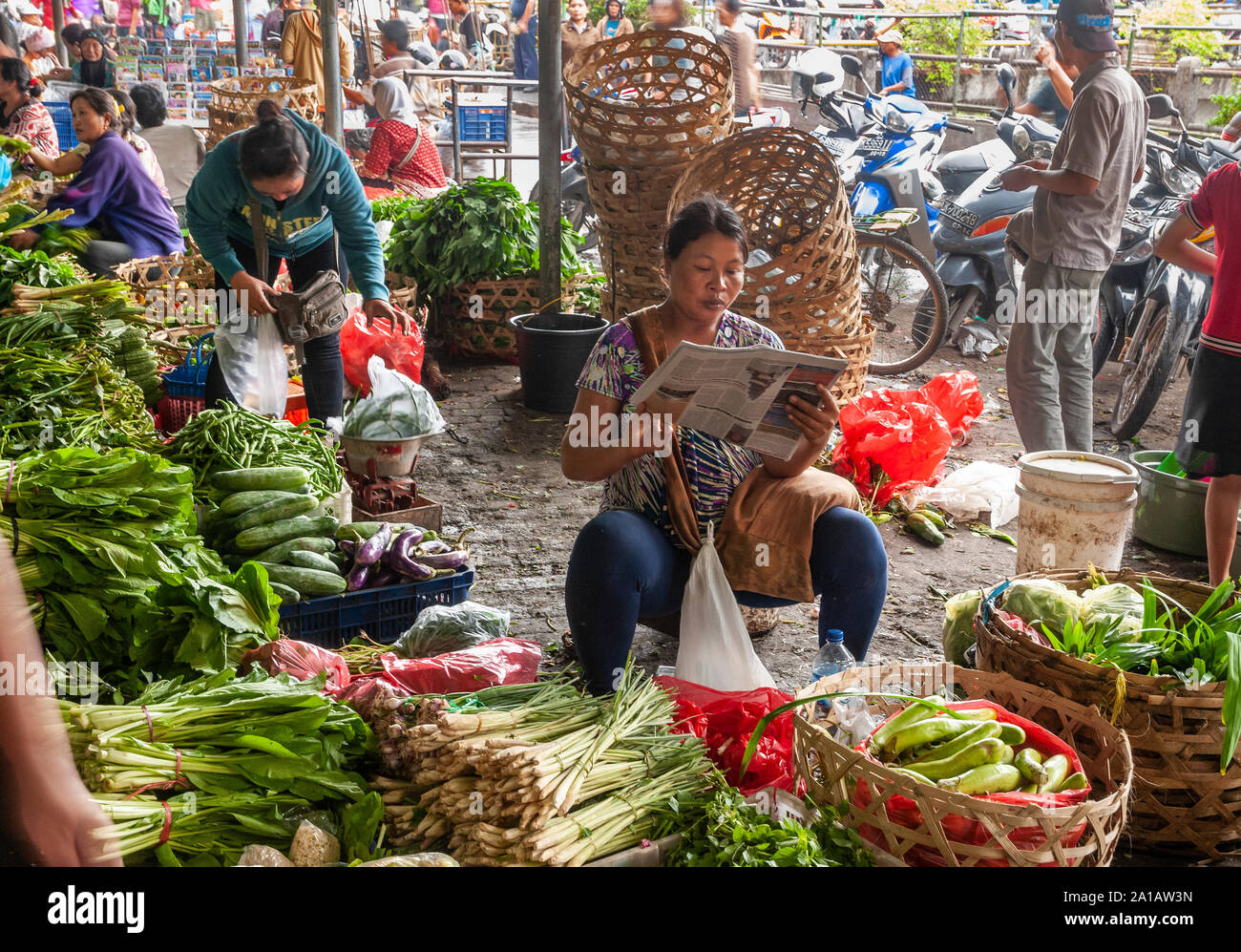 Le donne per la vendita di frutta e verdura al Pasar Badung mercato di Denpasar, Bali, Indonesia Foto Stock