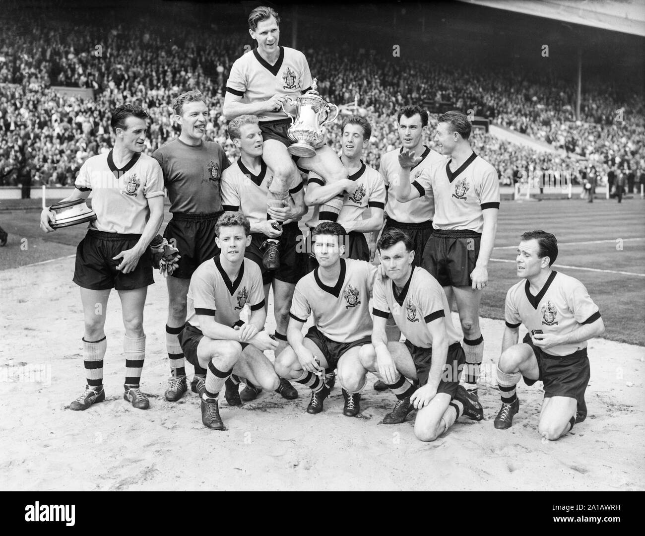 Il Vittorioso Wolverhampton Wanderers Football Club da Inghilterra, presso lo Stadio di Wembley che il 7 maggio 1960, avendo appena vinto la FA Cup battendo Blackburn Rovers. I Lupi capitano Bill Slater detiene la coppa, circondato dai suoi compagni di squadra. Foto Stock