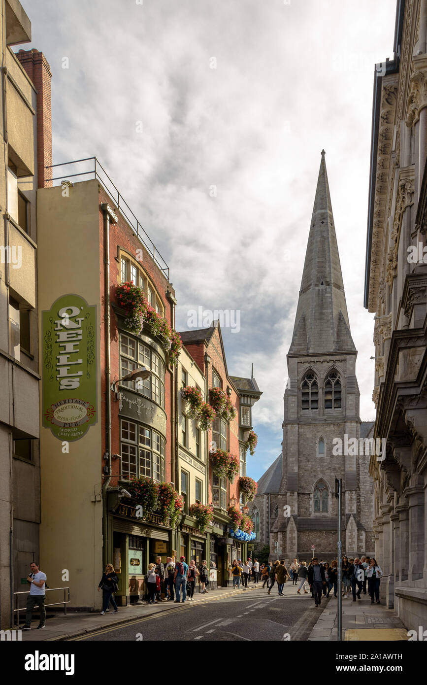 Sant'Andrea Chiesa visto alla fine della Chiesa Ln da O'neills Pub di Dublino, Irlanda Foto Stock