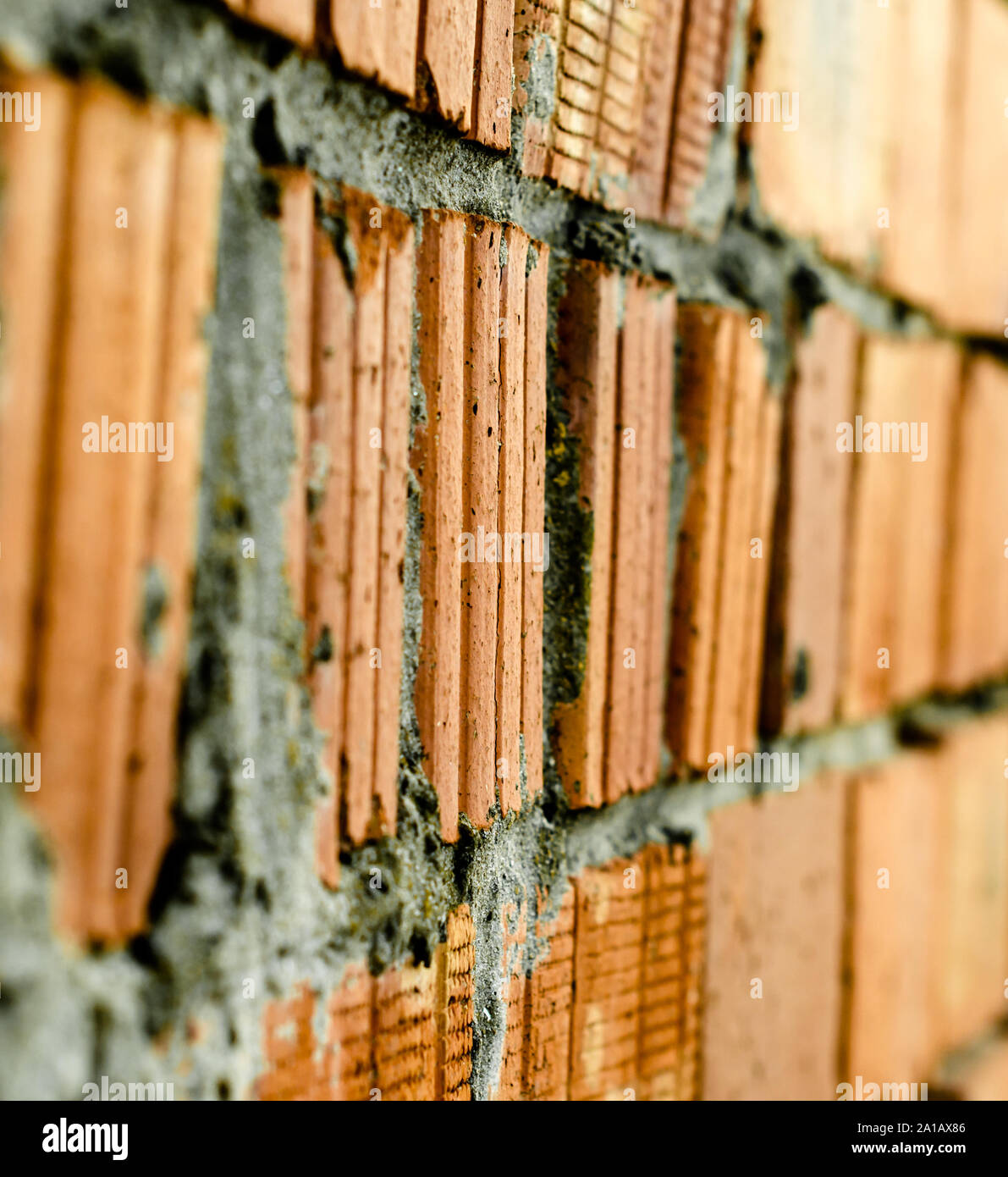 Tessitura di un arancio vecchio muro di mattoni closeup Foto Stock