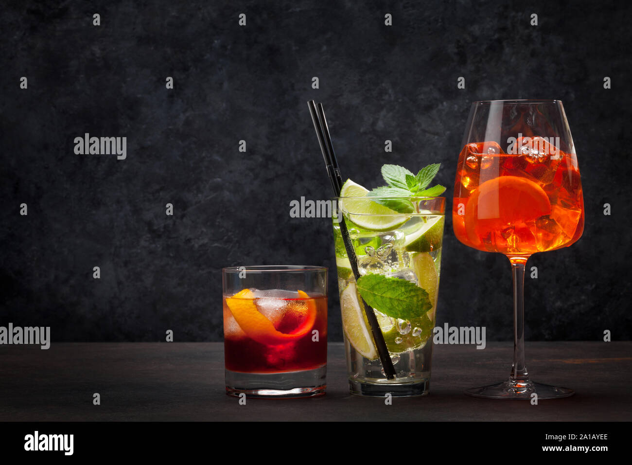 Tre Bicchieri Di Aperol Spritz E Negroni Freddi Cocktail Vicino Alla  Piscina Immagine Stock - Immagine di ricorso, festivo: 182482379