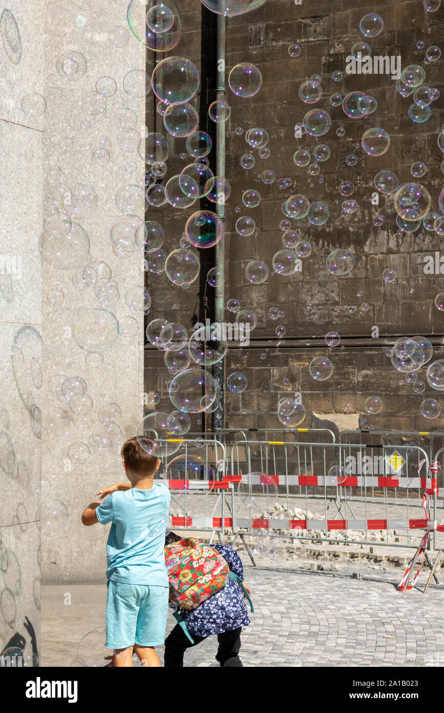 Bambini che giocano con le bolle grandi di Praga, Repubblica Ceca Foto Stock