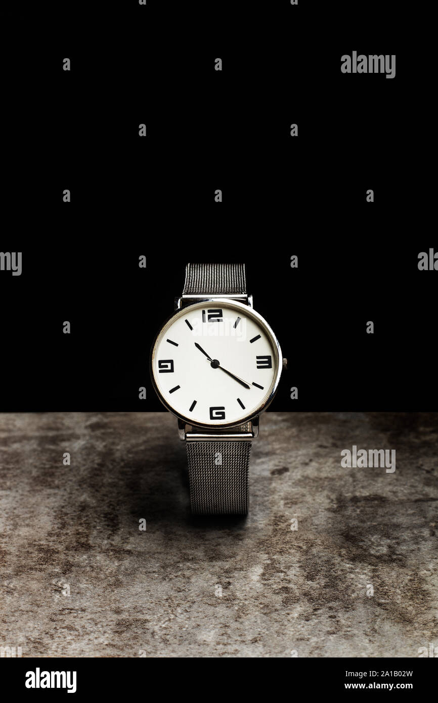 Un orologio su un Sfondo marmo Foto Stock